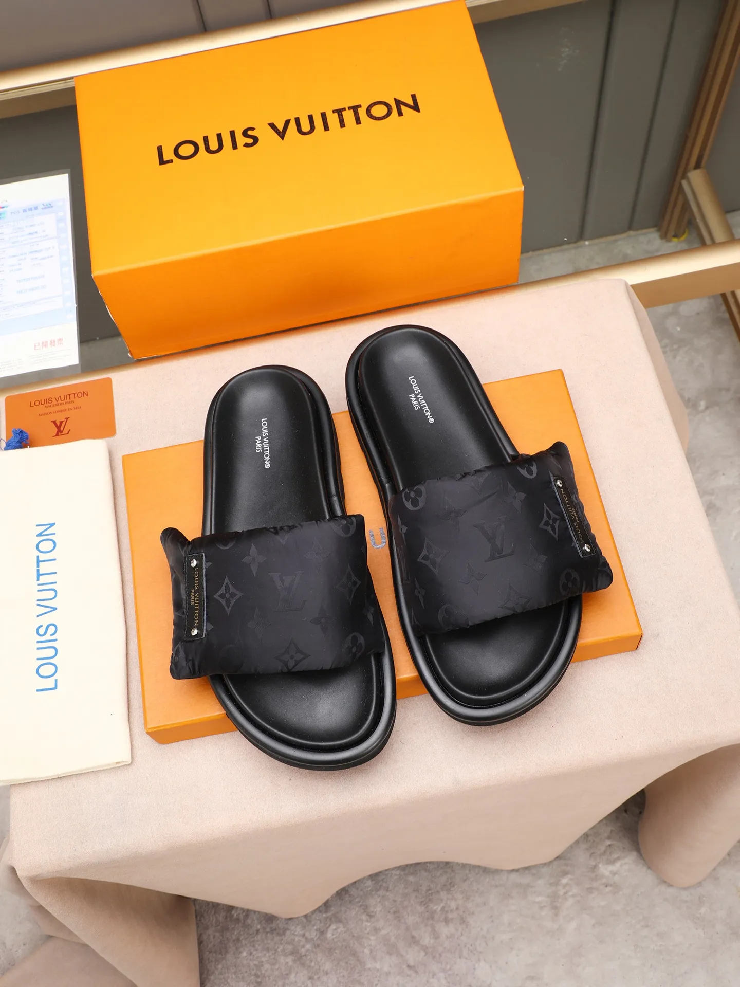 PP360 [LOUIS VUITTON] Louis Vuitton, LV printing, men's and women's slippers are on the market. The drawer box packaging comes with a cloth bag and a card. The upper pattern looks very soft and waxy, and it is a super versatile leg slimming tool. Fabric: imported denim/canvas/old fabric, LV hardware LOGO, official website pattern printing, comfortable to wear, feet: high-elastic PU water table. Sole: foam sole, heel height: about 5cm. Code number: 35-46, 35, 45, 46 are custom-made and non-returnable. Color: multiple colors and styles available.
